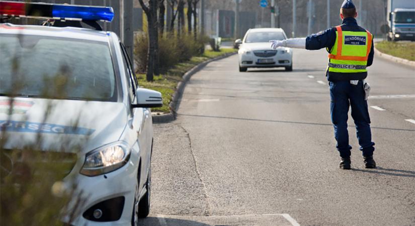 Jogsi nélkül, tiltás alatt, kamu rendszámmal: háromszor bukott le a 17 éves fiatal