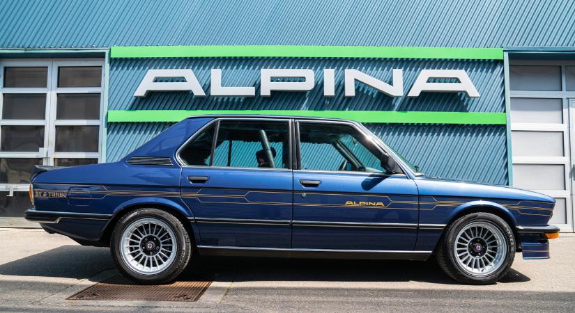 Beolvad a BMW-be, és a logóját is megújítja egy korszakos német autógyártó