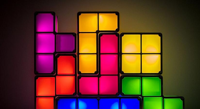 Itt a teljes Tetris játék, ami elfér egyetlen sornyi BASIC kódban