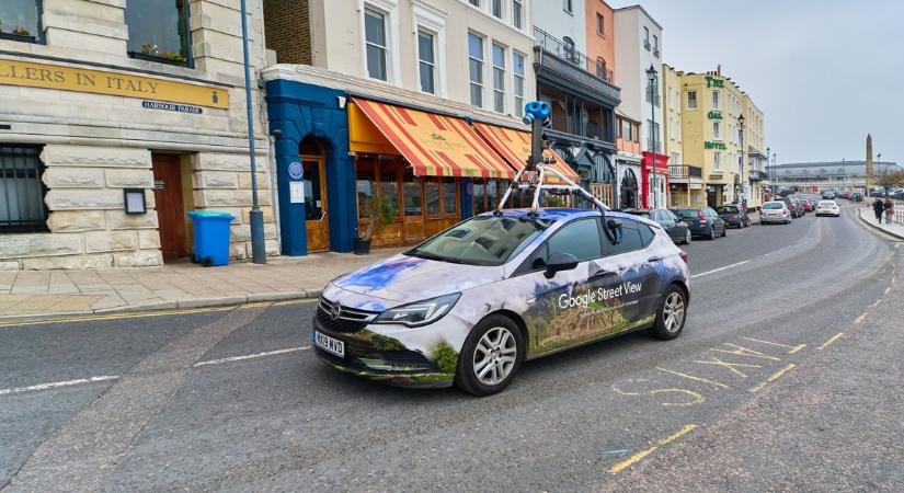 Meztelenül fotózta le a Google Street View autó, most rengeteg pénzt kaszál
