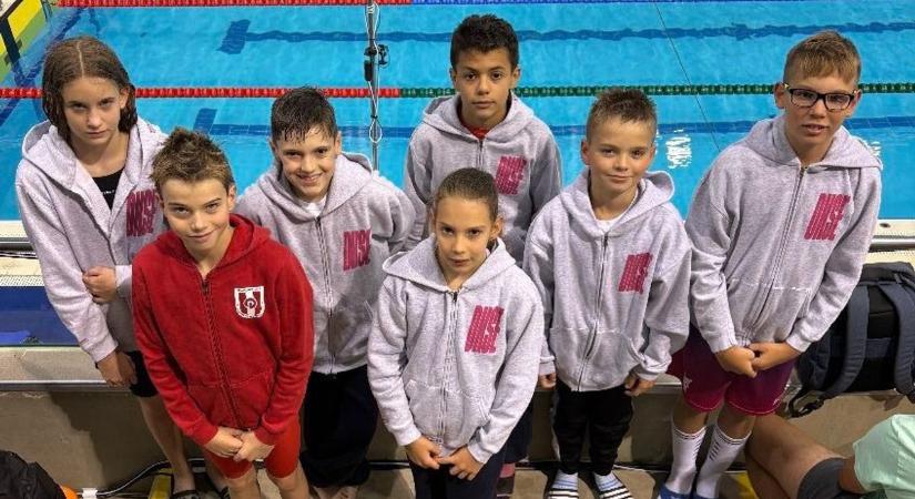 A cápák között remekül úsztak ezek a gyerekek