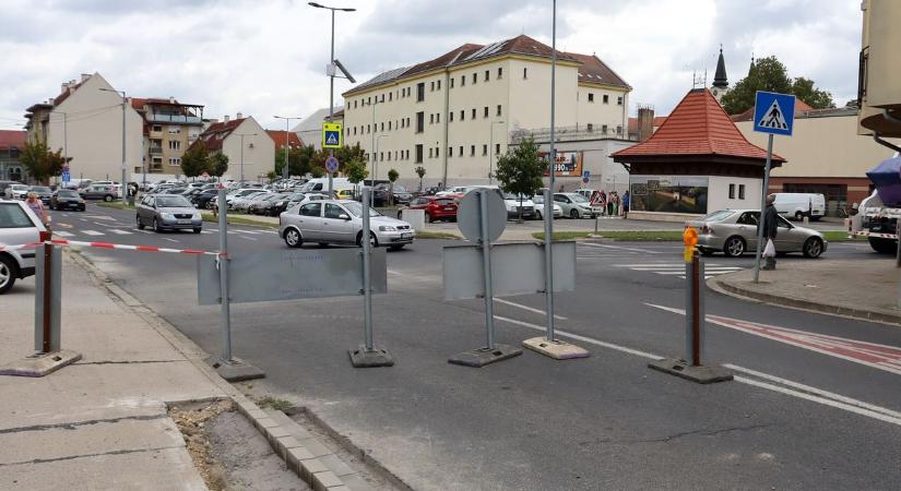 Szegélycsere miatt továbbra is tilos a behajtás – most gondot okoz, viszont jó lesz! (galéria, videó)