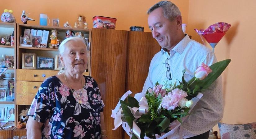 Gyermekei körében köszöntötték a 90 éves Erzsike nénit - fotóval
