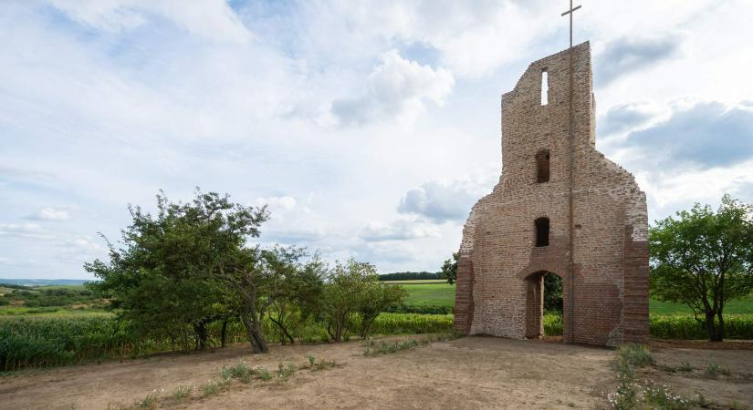 Átadták a felújított Somolyi templomromot Regöly határában