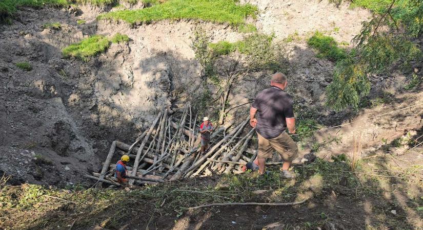 Gerendákkal támasztották meg a beomlott rónaszéki sóbánya kráterének falait