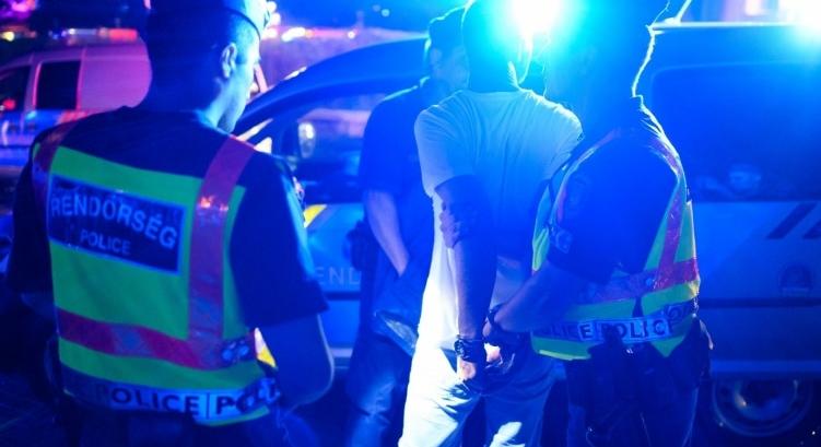 Kézjellel kért segítséget egy bántalmazott nő egy balatoni benzinkúton