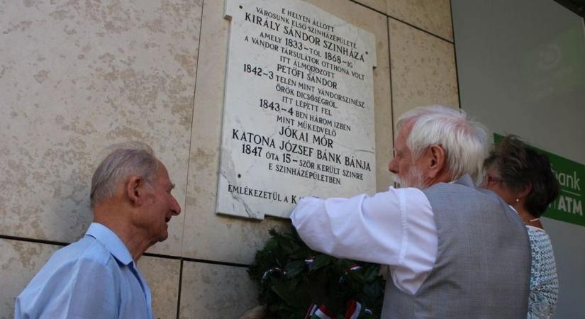 A magyar költészet egyik legismertebb alakja előtt hajtanak fejet