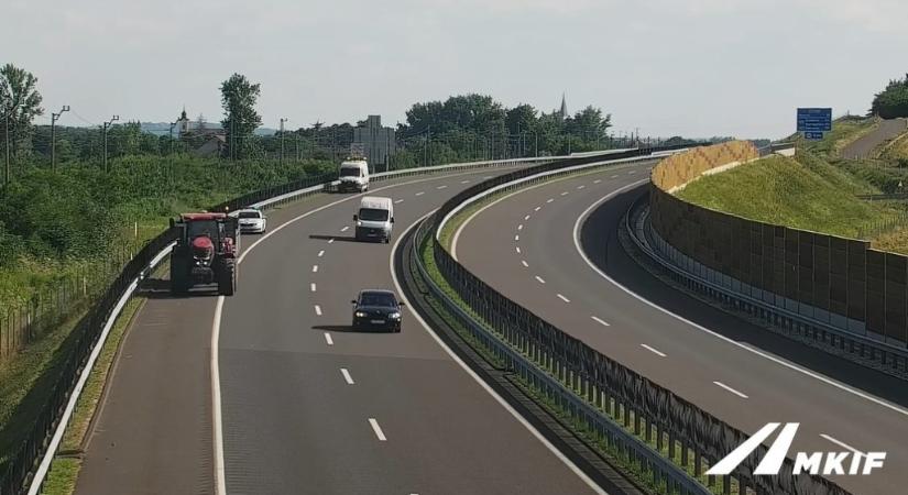 Rendőri felvezetéssel kísértek le az autópályáról egy traktort