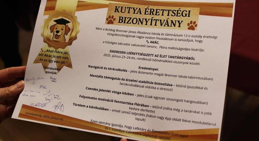 Flóra és vakvezető kutyája is sikeresen leérettségiztek