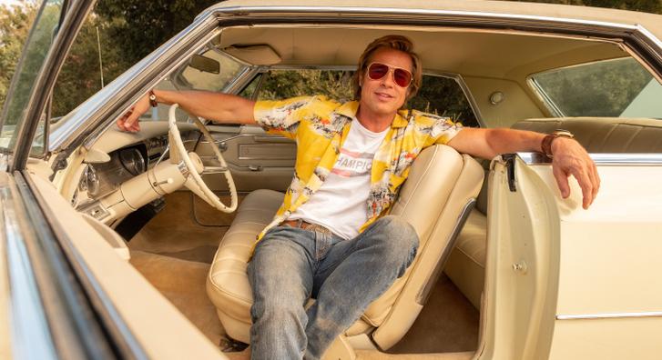 Előkerült a Volt egyszer egy Hollywood... folytatásának első fotója, amin éppen Brad Pitt settenkedik