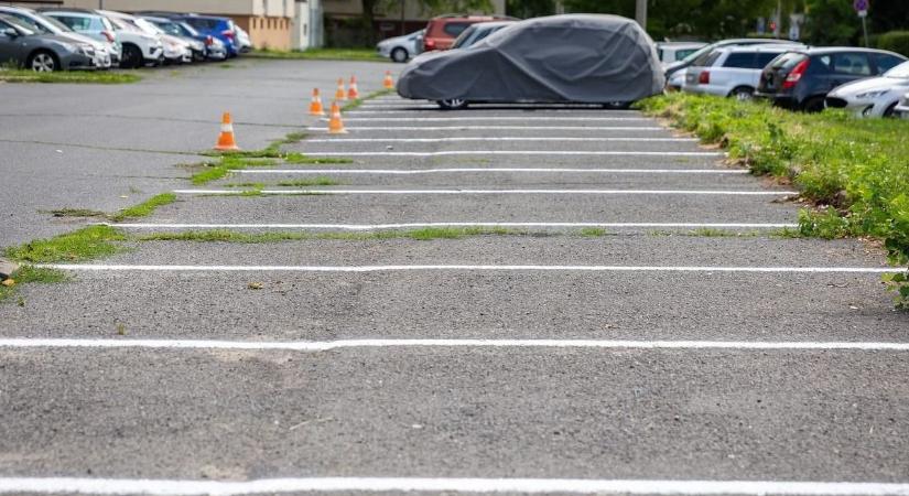 100 parkolóhelyet újítottak fel Debrecenben - fotóval!