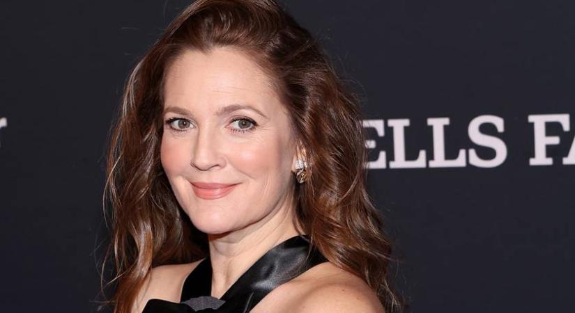 Mutatjuk az 50 éves Drew Barrymore fürdőruhás fotóit: így csak ritkán láthatjuk a színésznőt