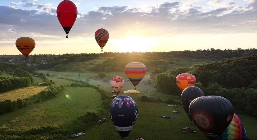 Színes ballonok lepték el Kaposvár egét - ezt mindenkinek látnia kell!
