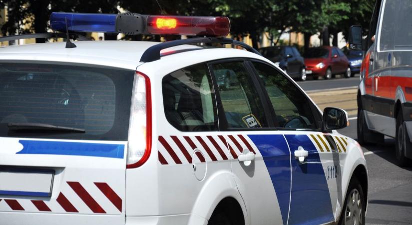 Egy autó felborult, egy árokban hever Abony forgalmas utcáján, mentőket is látnak a helyiek