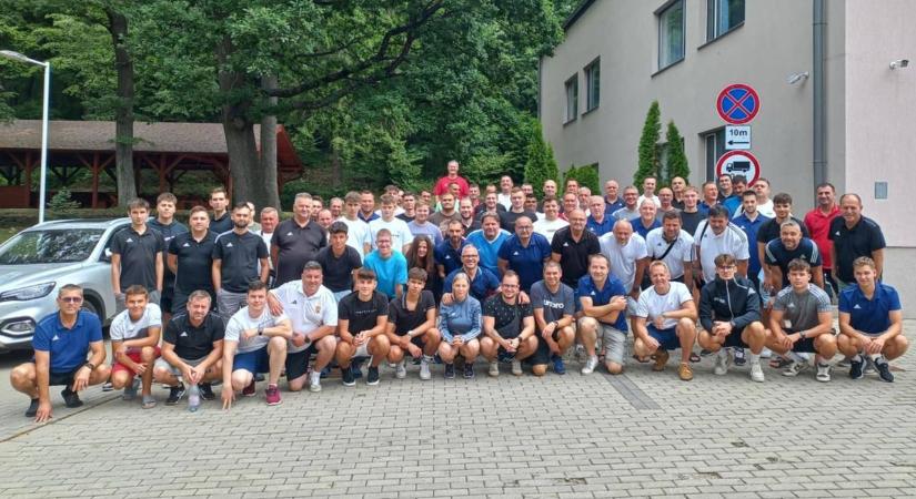 A játékvezetők már mobiltelefonnal ellenőrzik a futballisták versenyengedélyét