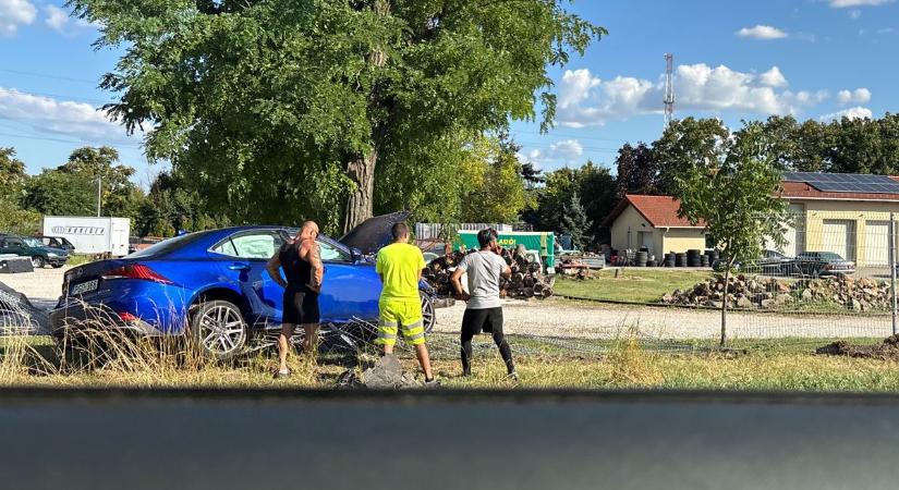 Fának hajtott és több méter hosszan letarolta a kerítést a 7-es főúton egy autó