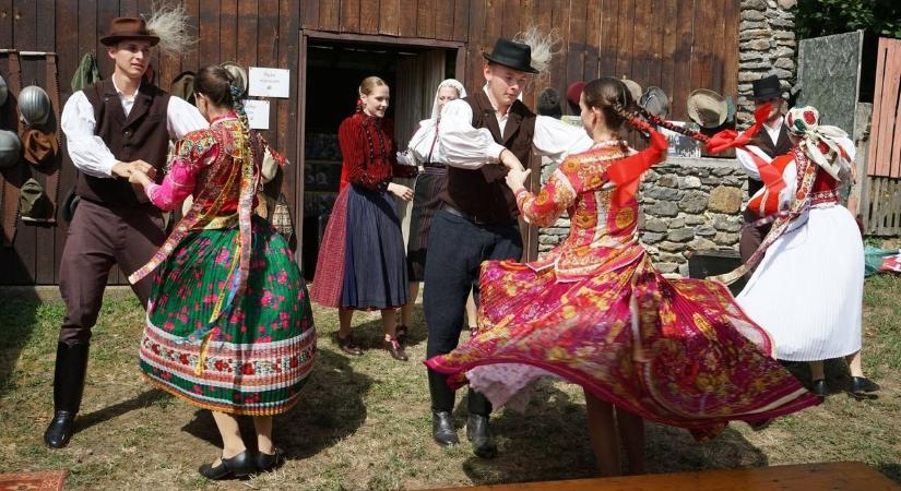 Ballószög betáncolta magát a Művészetek Völgyébe, elvitték otthonukat az Ősök Házába – galériával