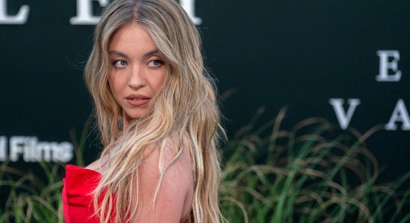 A fiúk a szőkéket szeretik, Sydney Sweeney farmerreklámja miatt ki is tört a botrány