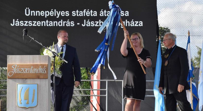 Átadták a stafétabotot, jövőre erre a hangulatos jászsági településre figyel majd a világ
