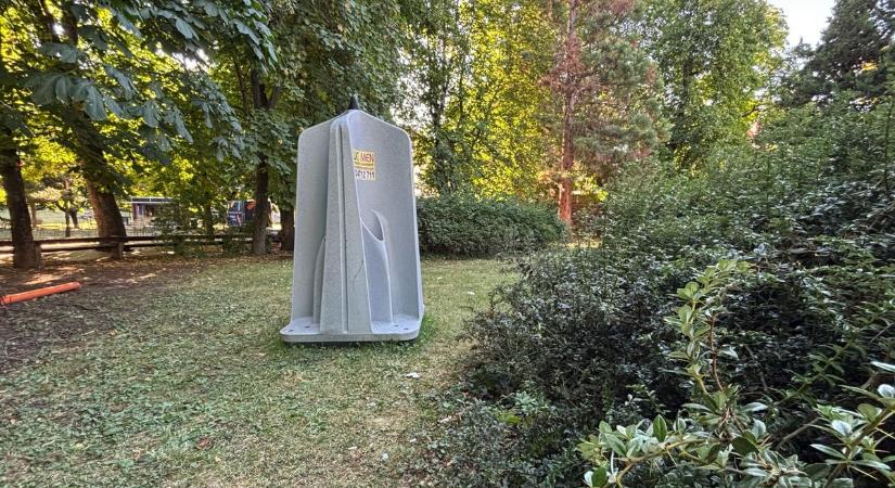 Piszoár a park közepén – Veszprém új látványossága sokkolja a járókelőket (videó)