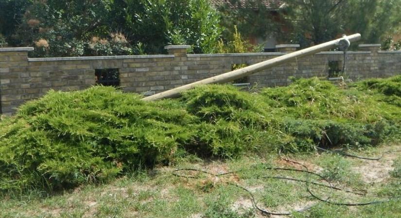 Vezetéket szakított és oszlopokat döntött ki egy kamion
