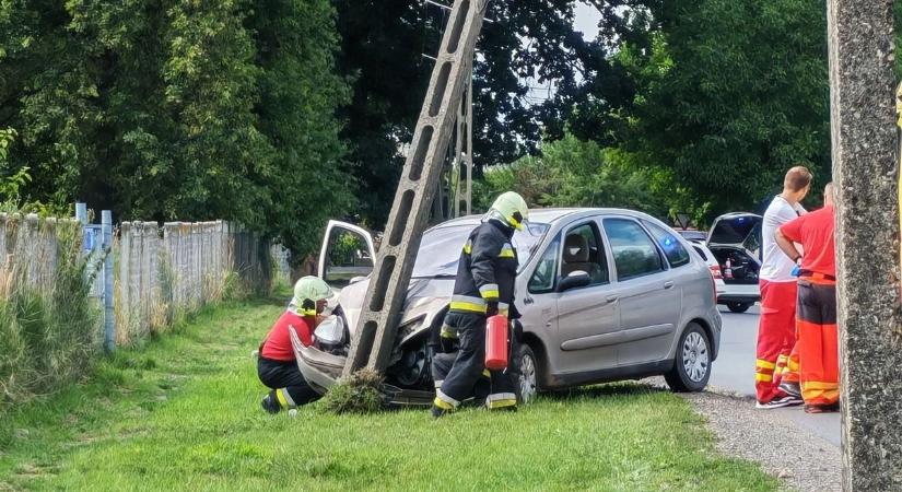 Lezúzta a villanyoszlopot, durva baleset a szabolcsi településen