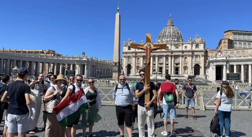 Magyar fiataloknak, köztük sok erdélyinek, miséztek a Vatikánban