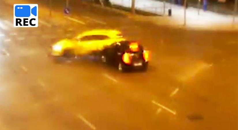 Piros jelzésen hajtott át a taxis, frontálisan ütközött – kábítószert találtak nála
