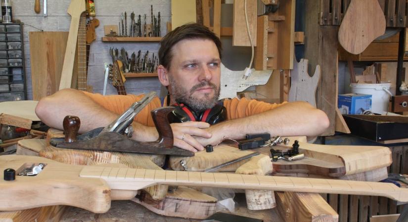 Büszekeség: Barcson él az elektromos gitárok Stradivarija