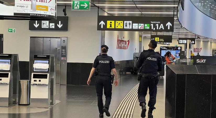 Üvöltöző, agresszív utas aktiválta a vészcsúszdát a bécsi reptéren, a helyi klinikán kötött ki