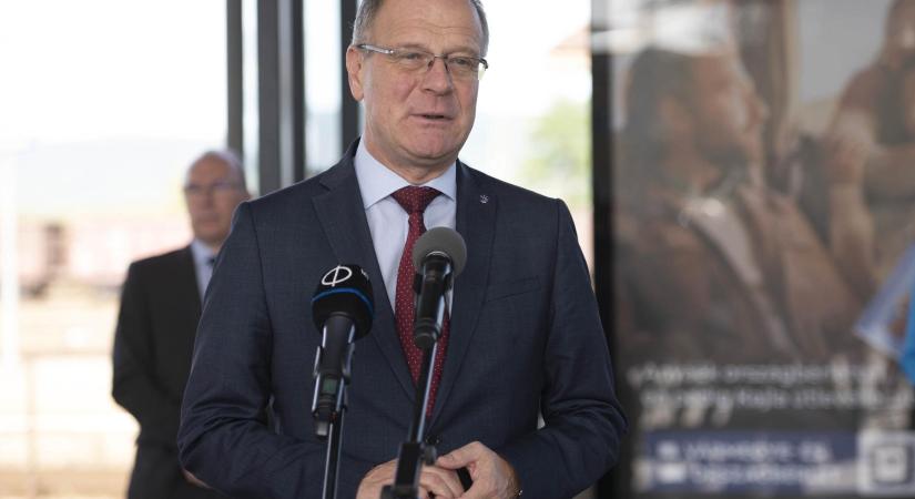 Navracsics: Szeptembertől 15 százalékkal emelik a kormánytisztviselők bérét