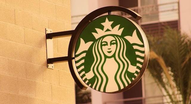 Starbucks: vége a csak elvitelre szóló kávézóknak – visszatérés a vendéglátás melegségéhez