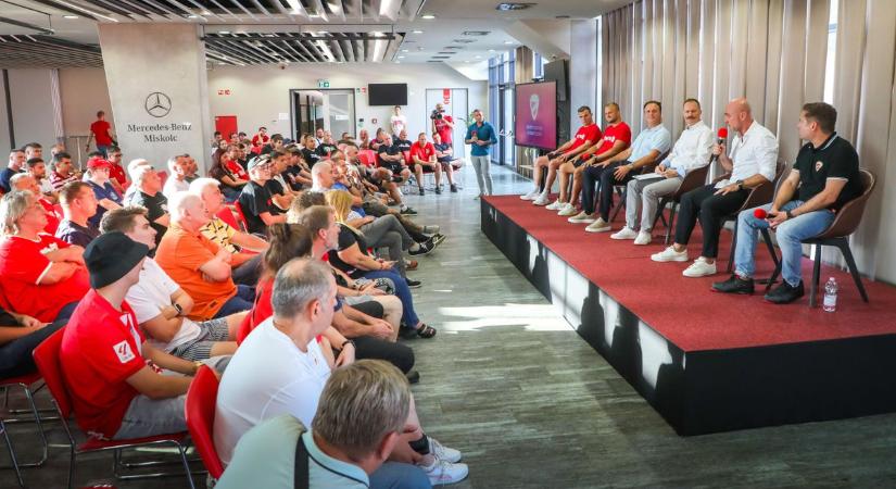 A szurkolók legfontosabb kérdéseit válaszolták meg a DVTK Stadion VIP termében  fotók, videó