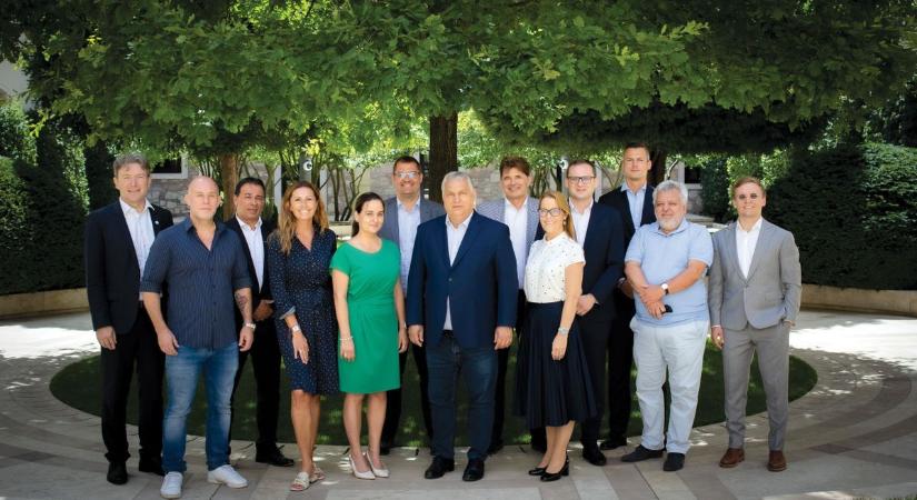 Premier plán: Orbán Viktor az egyes számú digitális polgári kör tagjaival a Karmelita kolostorban