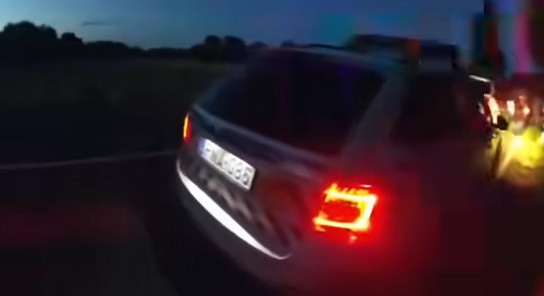 Videón, ahogy a rendőrség elfogta a férfit, akinek a felesége bántalmazásra utaló kézjellel kért segítséget a Balatonon