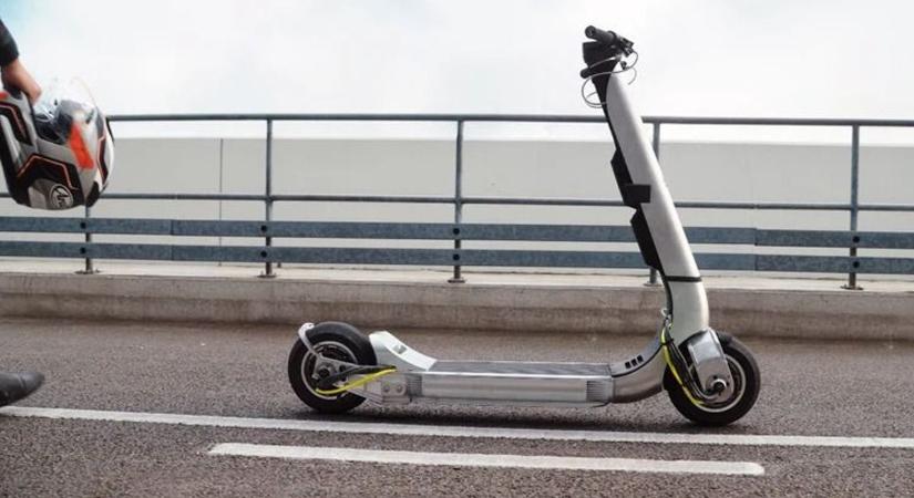 Lélegzetelállító sebesség és tuti életveszély – itt a világ leggyorsabb elektromos rollere