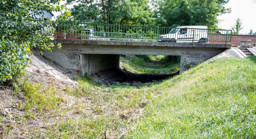 Itt patak folyt, most porzik az egész, brutális fotókon a borsodi szárazság  videók