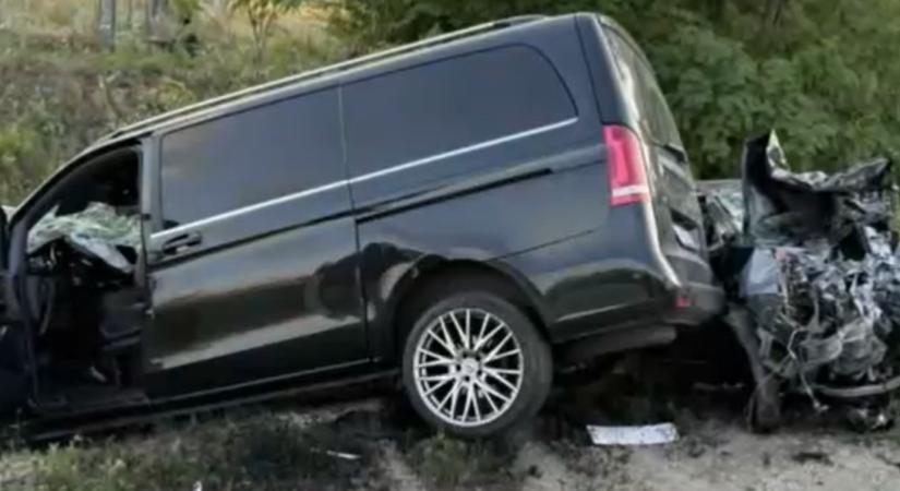 Az ütközés előtt kivették a kisbabát a gyerekülésből, ezért repült ki az autóból a hathetes csecsemő