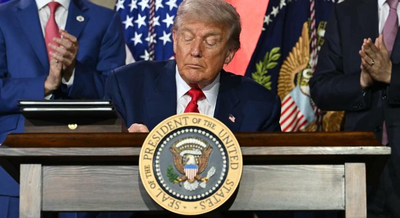 Donald Trump megszüntette a kis értékű küldemények vámmentességét