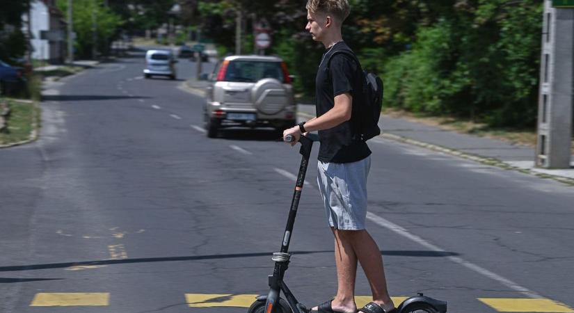 Ne UFO-t keress, máshová nézz – így szúrd ki a kocsiból, ha feléd száguld a rolleres