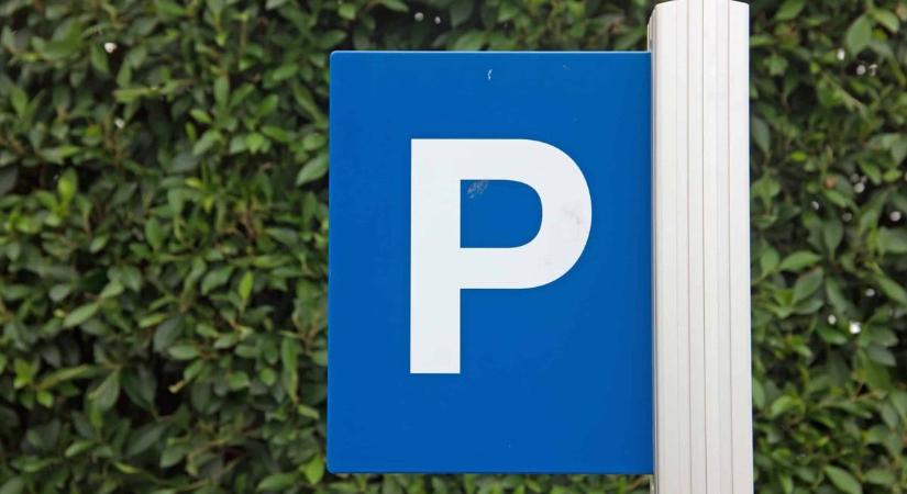 Ideiglenes parkolólezárás miatt változik a közlekedés a hétvégén Veszprémben