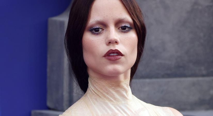 Jenna Ortega kígyóbőr-pucérruhájában mindenkit megbabonázott a Wednesday 2. évadának premierjén