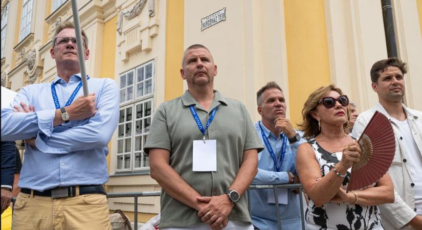 Ruszin-Szendi Romuluszt azzal vádolja a HM, hogy több külföldi útján 4 helyett 5 csillagos szállodában szállt meg