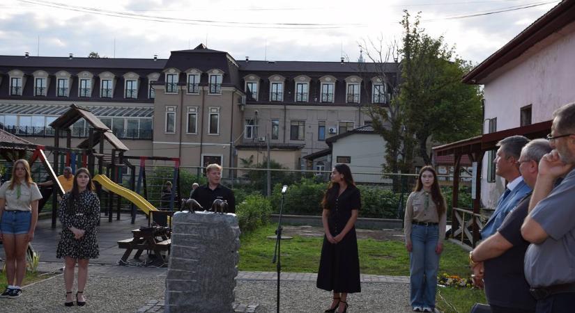 Regélő múlt. Szoboravató Beregszászon - Hagyjunk jeleket magunk után