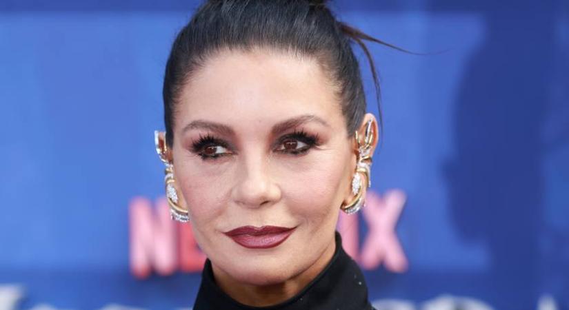 Az 55 éves Catherine Zeta-Jones mélyen kivágott estélyibe bújt: Jenna Ortegát is lepipálta a Wednesday premierjén