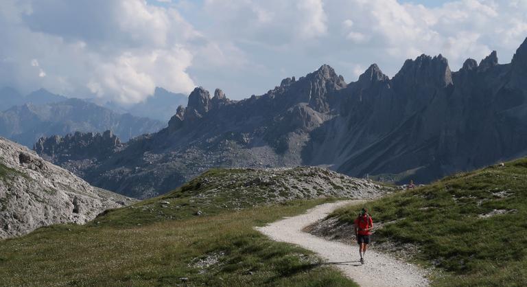 A hegyek összeomlásra vannak ítélve - több száz embert evakuáltak az olaszországi Dolomitokban