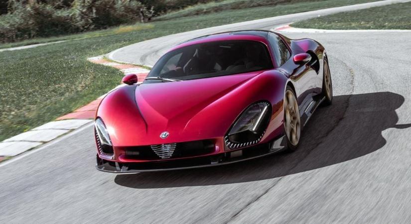 Ilyen autója csak 33 embernek lehet - Bottas átvette saját Alfa Romeo Stradale-jét