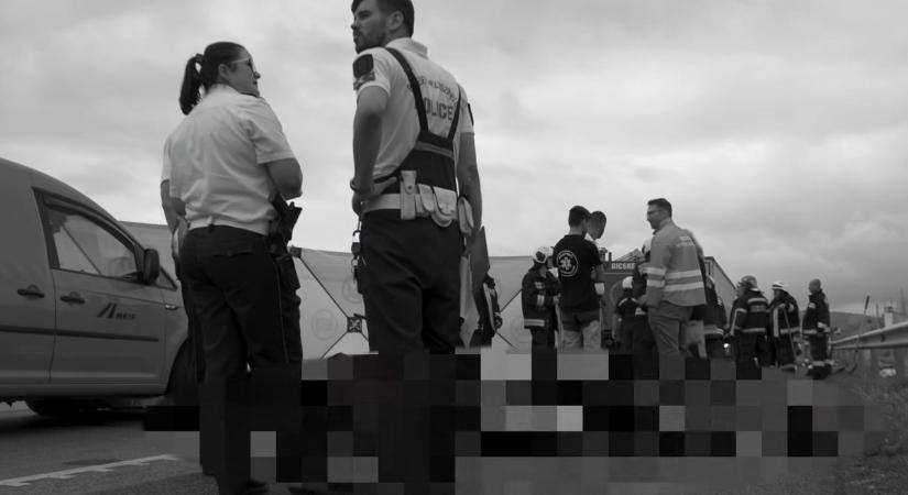„Lehet, hogy ennyi volt... kislány” - drámai rendőri felvételeken az M1-es tragédia