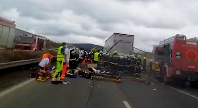 Megrendítő, testkamerás videót tett közzé a rendőrség, halálos baleset az M1-es autópályán