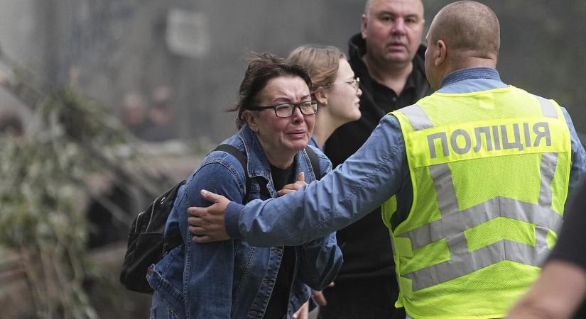Egy hatéves kisfiú is meghalt, miután az orosz hadsereg Kijevet bombázta (FOTÓK)